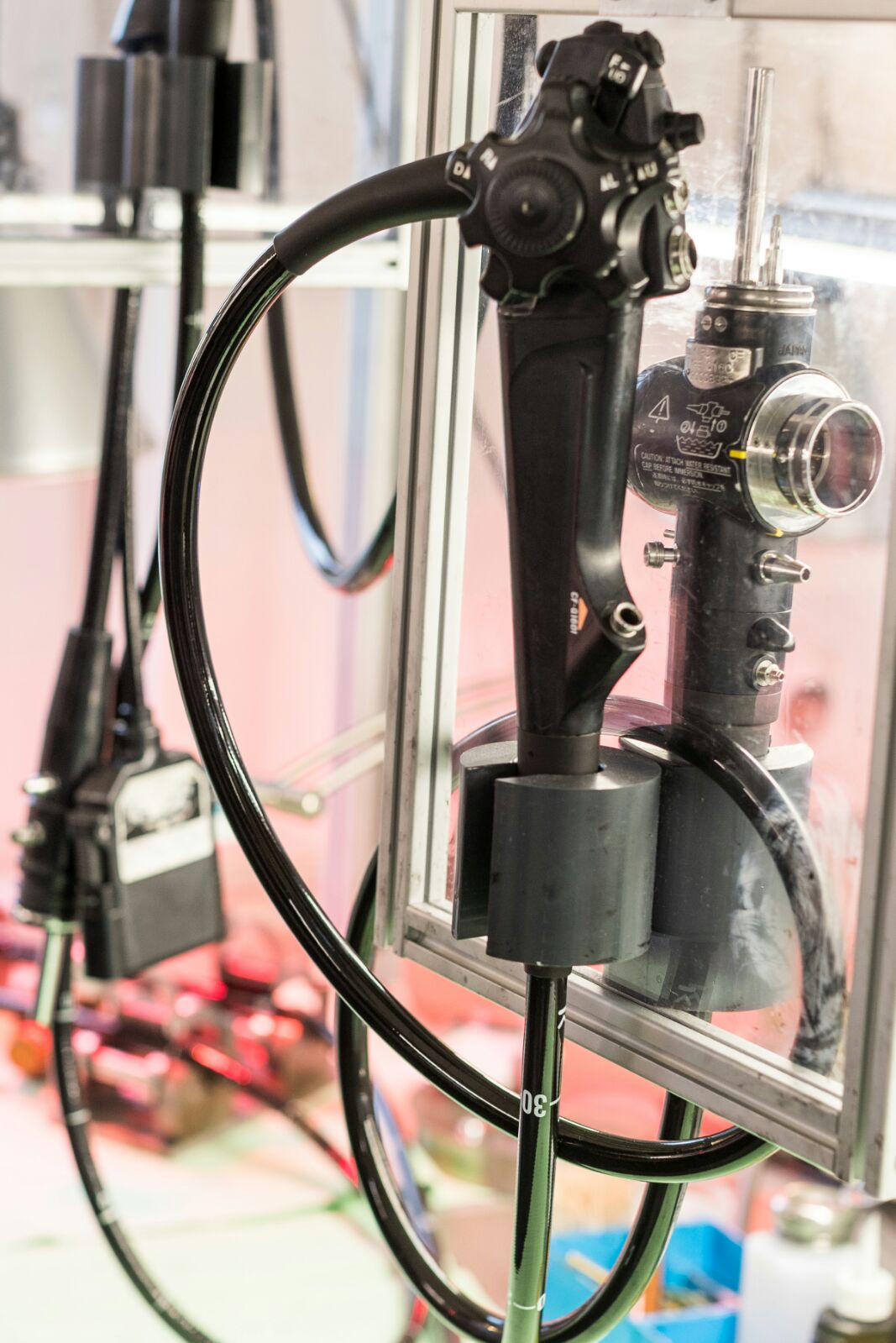 Tehnician la lucru sub microscop